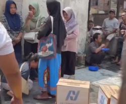 Istri Pelaku Pembakaran 10 Rumah di Lubuklinggau Sujud Minta Maaf ke Para Korban