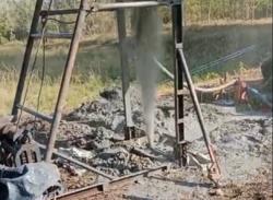 Heboh! Semburan Gas dan Minyak Muncul saat Warga Bangkalan Bor Sumur 100 Meter