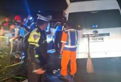 Hiace Tabrak Truk Tronton di Tol Pandaan-Malang, 3 Orang Tewas 5 Luka