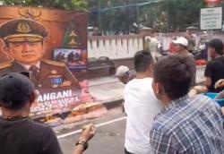 Demo Desak Eks Jampidsus Diadili di Kejati Jatim Memanas! Massa Lempar Telur Busuk