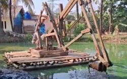 Kreatif! Pria di Karawang Rakit Ekskavator Kayu demi Bangun Rumah Idaman