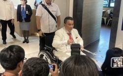 Hotman Paris Pakai Kursi Roda usai Mundur dari Pengacara Eks Jampidsus Febrie