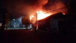 Kebakaran Bengkel dan Toko Onderdil Motor di Cilacap, Api Menyambar BBM hingga Tabung Gas
