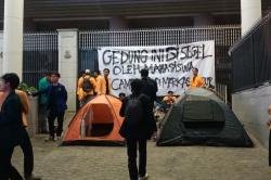 Desak Febrie Adriansyah Ditahan, Mahasiswa Segel Gerbang Kejagung hingga Dirikan Tenda
