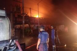 Kebakaran Pabrik di Jombang, 6 Unit Damkar Dikerahkan Padamkan Kobaran Api