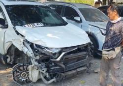 Ngeri! Motor Ditabrak Minibus di Cilegon, Ayah-Anak Tewas Terpental ke Atap