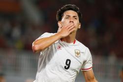 Debut Sempurna Mitchell Baker: 3 Gol, 6 Tembakan, Man of the Match
