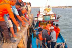 Kapal Nelayan Pendi Jaya Terbalik di Teluk Penyu Cilacap, 2 ABK Meninggal 7 Selamat