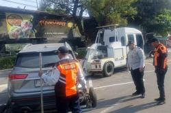 14 Kendaraan Ditindak gegara Parkir Sembarangan di Jaktim, 4 Mobil Diderek Dishub