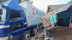 Truk Boks Tak Kuat Menanjak Melaju Mundur Tabrak Bengkel di Semarang, 2 Orang Terluka
