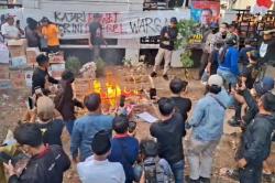 Demo di Kejari Pati Hari Ketiga Memanas, Massa Bakar Keranda Mayat dan Lempar Bangkai Ayam