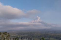 Gunung Semeru Meletus Pagi Ini, Kolom Abu Tebal Menjulang Setinggi 700 Meter