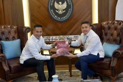 Ketum Kadin Anindya Bakrie Temui Seskab Teddy, Perkenalkan Buku We Buy from Indonesia