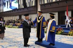 Kisah Inspiratif Kakek 73 Tahun Raih Gelar Doktor di Undip, Jadi Wisudawan Tertua