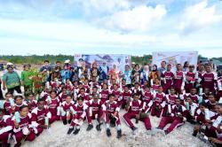 Perkuat Program Sekolah Rakyat, Ketum TP PKK Salurkan Bantuan bagi Guru dan Siswa