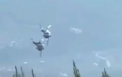 Momen Horor Helikopter Pemadam Kebakaran Tabrakan di Udara hingga Meledak, 2 Kru Selamat