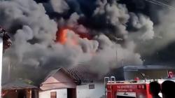 Gudang Penyimpanan Plastik di Karawang Terbakar Hebat