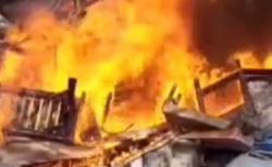 Berantas Prostitusi Liar di Krian, Satpol PP Sidoarjo Bakar Puluhan Lapak Liar!
