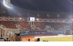 Tifo Mahkota Curi Perhatian di Pakansari! Suporter Tuntut Timnas Indonesia Juara Piala AFF 2026
