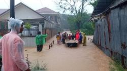 Banjir Rendam 3 Kecamatan di Padang, Sejumlah Kendaraan Hanyut dan Warga Dievakuasi