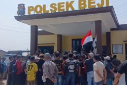 Massa Luruk Polsek Beji Pasuruan, Tuntut Polisi Penganiaya Warga hingga Tewas Dipecat