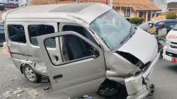 Kecelakaan di Cilegon, Suzuki Every Tabrak Honda Brio dan Beton Pembatas Jalan