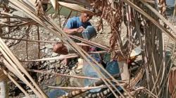 Kemarau Panjang, Warga Banyumas Gali Kubangan di Pinggir Sungai untuk Dapatkan Air Bersih
