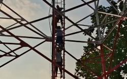 Diduga Depresi, Ibu Muda di Sampit Nekat Panjat Tower Hingga Nyaris Terjun