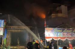 Kebakaran Hebat di Samarinda Hanguskan 5 Ruko, Warga Panik Berhamburan Keluar