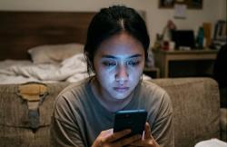 Jangan Sepelekan Kebiasaan Scroll Media Sosial, Otak Bisa Overstimulasi