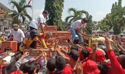 Pembagian 15.000 Ayam Petelur Gratis di Kendal Ricuh, Banyak Anak Terjepit