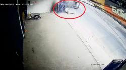 Detik-Detik Mobil Listrik Hantam Tiang hingga Terguling di Mojokerto Terekam CCTV