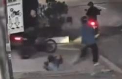 Terekam CCTV! Emak-Emak Diseret Kawanan Begal di Bekasi, Motor Raib