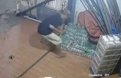 Pria Bertopi Curi Belasan Dus Tahu Bulat di Cirebon, Pedagang Rugi Jutaan Rupiah