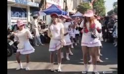 Viral Pria Pakai Rok Mini Joget Seronok saat Gerak Jalan Agustusan di Bangkalan