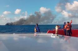 Detik-Detik KMP Putri Yasmin Terbakar di Perairan Selat Lombok, Tim SAR Evakuasi Penumpang