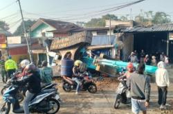 Kecelakaan Truk Angkut Ekskavator Tabrak Mobil Sayur di Cianjur, 2 Orang Tewas Tergencet
