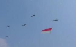 Penampakan Helikopter TNI-Polri Bentuk Formasi Bawa Bendera Merah Putih di Langit Istana