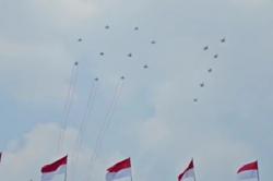 Momen Jet Tempur TNI AU Bentuk Formasi 81 di Langit Jakarta, Warga Bersorak