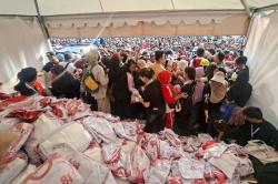 Senangnya Warga Jakbar Dapat Kaus Gratis HUT RI di Monas, Rela Datang sejak Subuh