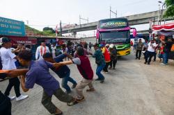 Melihat Kekuatan Sopir Ikuti Lomba Tarik Bus saat Lomba 17 Agustus