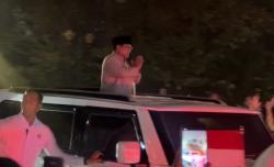 Prabowo Tinggalkan Monas Naik Maung Putih, Sapa Warga dari Atas Mobil