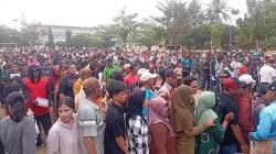Beras Mahal, Ribuan Warga Cilacap Antre Bantuan di Kantor Pelabuhan Perikanan Samudera