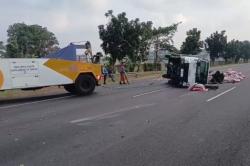 Kecelakaan di Tol Sidoarjo Arah Waru, Mobil Pikap Terguling Diduga gegara Pecah Ban