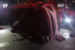 Kecelakaan di Surabaya, Minibus Terbalik usai Tabrak Pohon Diduga Sopir Mabuk