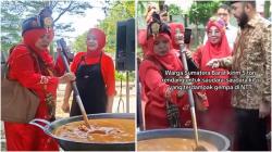 Viral Bundo-Bundo Minang Masak 5 Ton Rendang untuk Korban Gempa NTT, Netizen Salut!
