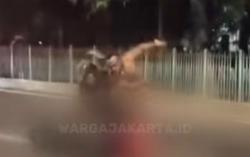 Viral Pria Bugil Pukul Pengendara hingga Terjatuh di Lenteng Agung Jaksel