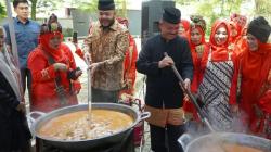 Rendang 5 Ton untuk Korban Gempa NTT dari Sumbar, Bantuan Pertama 700 Kg Sudah Dikirim