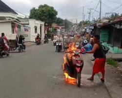 Ngeri! Hendak Antar Anak Sekolah, Motor Warga di Labuhanbatu Ludes Terbakar