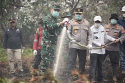 Karhutla Riau, Kapolda dan Pangdam Turun Langsung Padamkan Api di Pelalawan